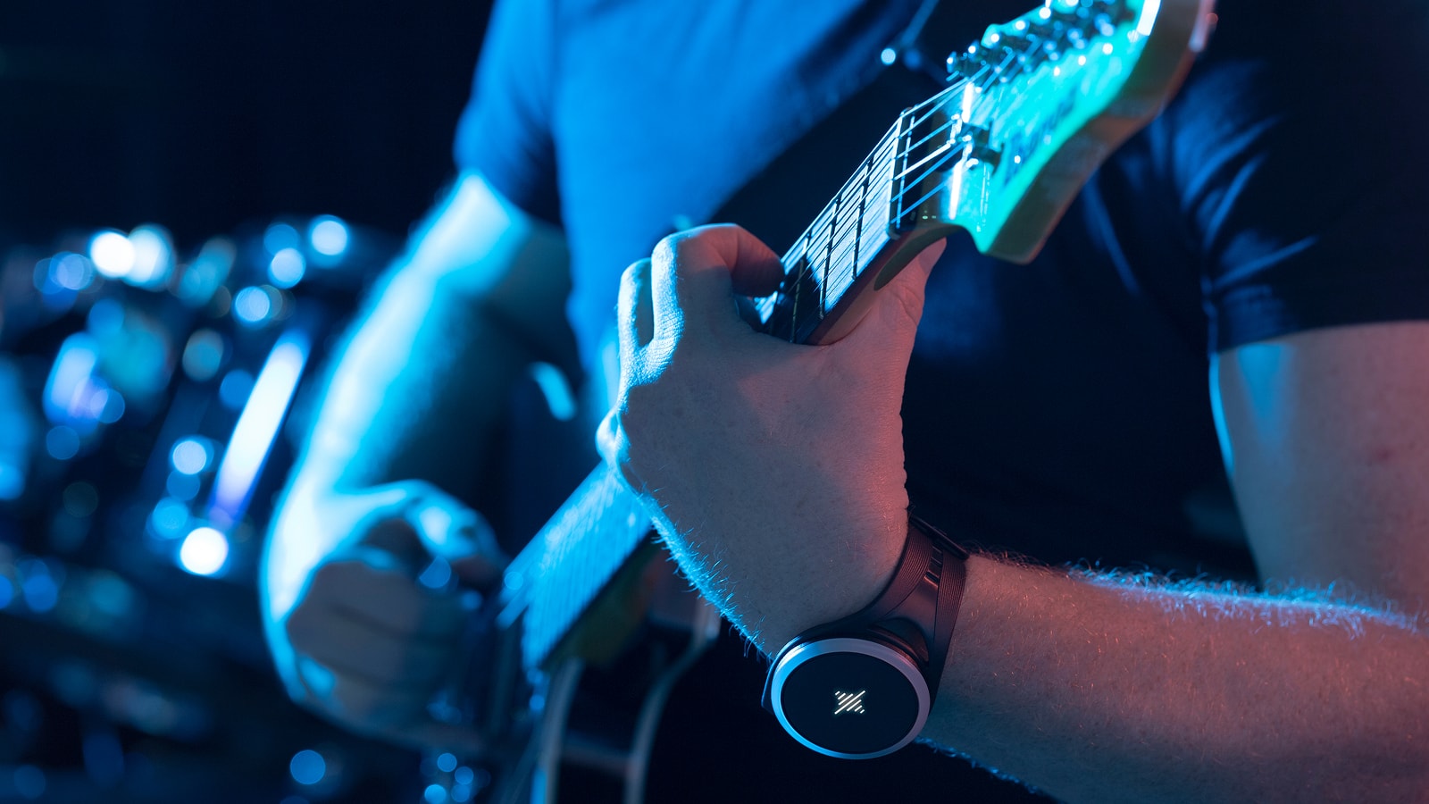 Guitarist wearing Soundbrenner Pulse