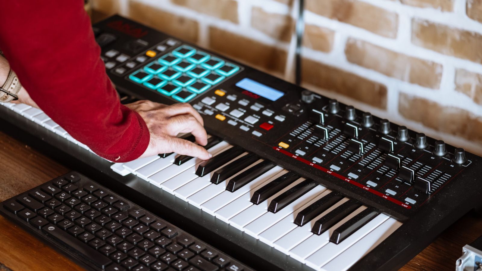 Creating the perfect home music studio for beginners