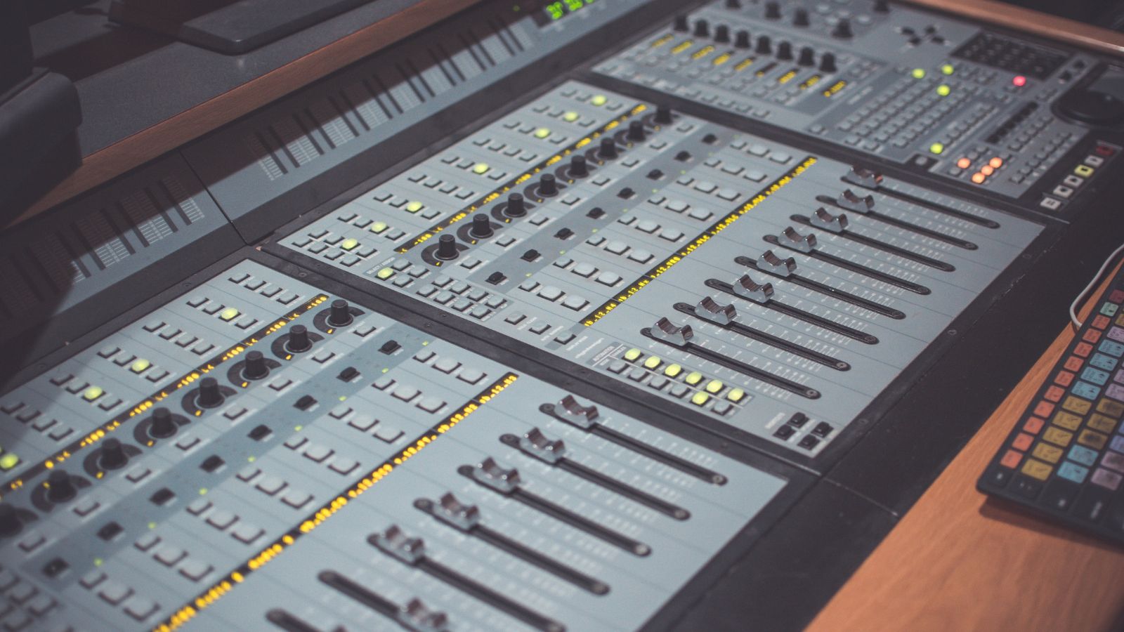 Dynamic range in music: The art of loudness and silence