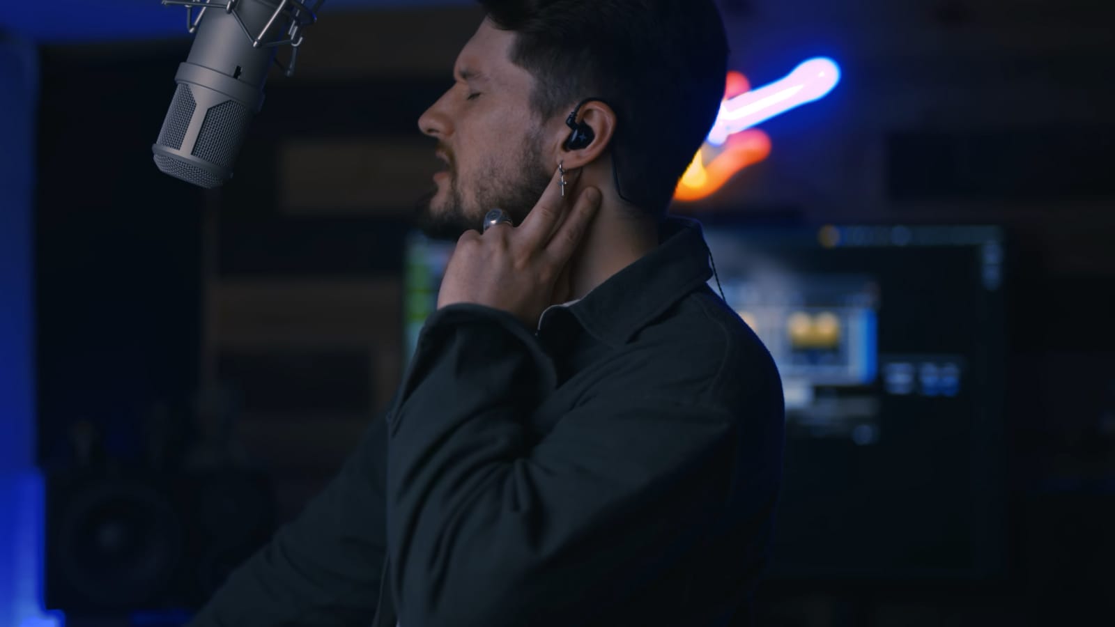 Musician and YouTuber Joshua Krell wearing Soundbrenner Wave in-ear monitors