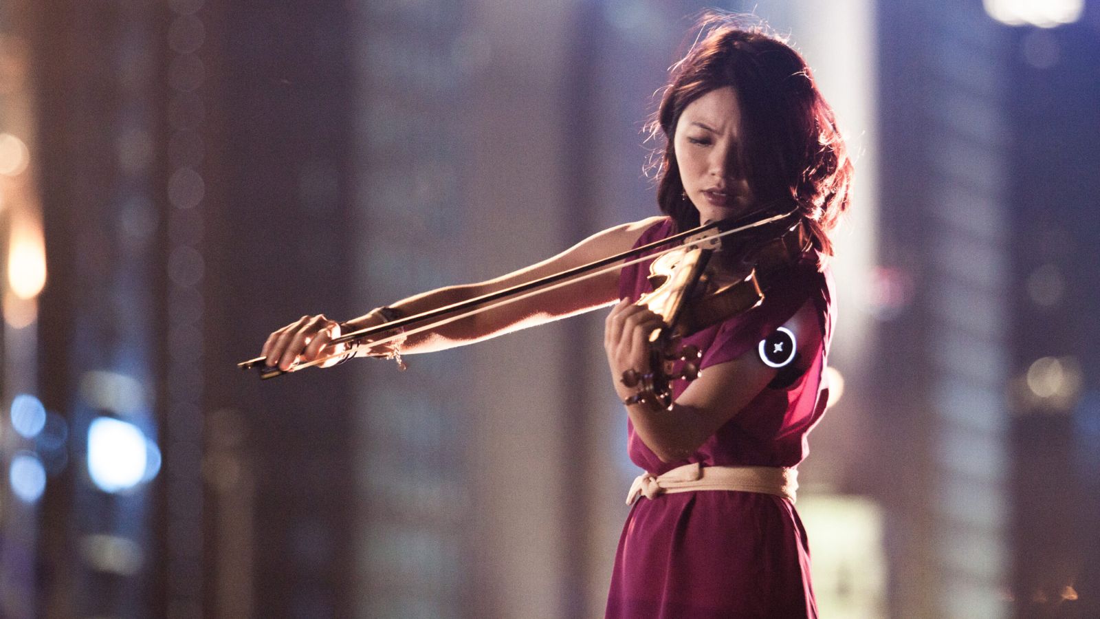 Woman playing violin wearing Soundbrenner Pulse