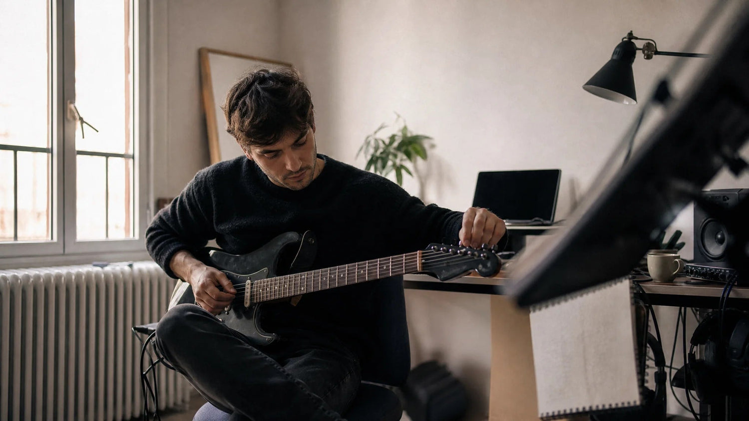 Cómo afinar tu guitarra de oído usando una nota de referencia