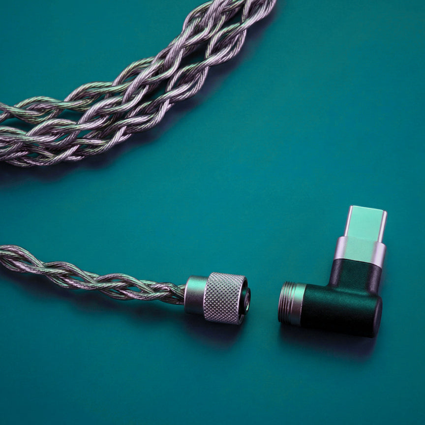 Hi-Fi USB-C Anschluss. Kein Dongle nötig. Der integrierte DAC liefert Studio-Qualität mit 24 Bit / 96 kHz Audio auf jedem USB-C Gerät. Passt perfekt zum Wave Pro Design. Separat erhältlich.