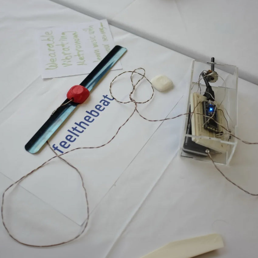 Primo prototipo indossabile Feel the Beat con fili e scheda elettronica esposti