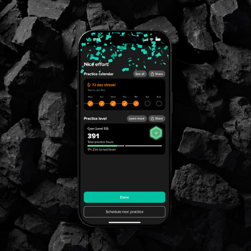 Smartphone che mostra una schermata con la serie di pratica musicale su uno sfondo di rocce scure