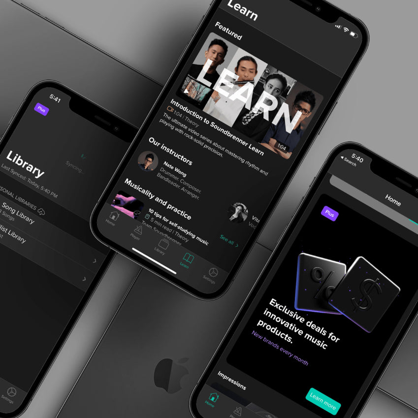 Tre smartphone che mostrano la libreria musicale, le lezioni e le schermate iniziali