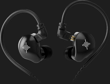 Paio di monitor in-ear neri con cavi collegati su sfondo scuro