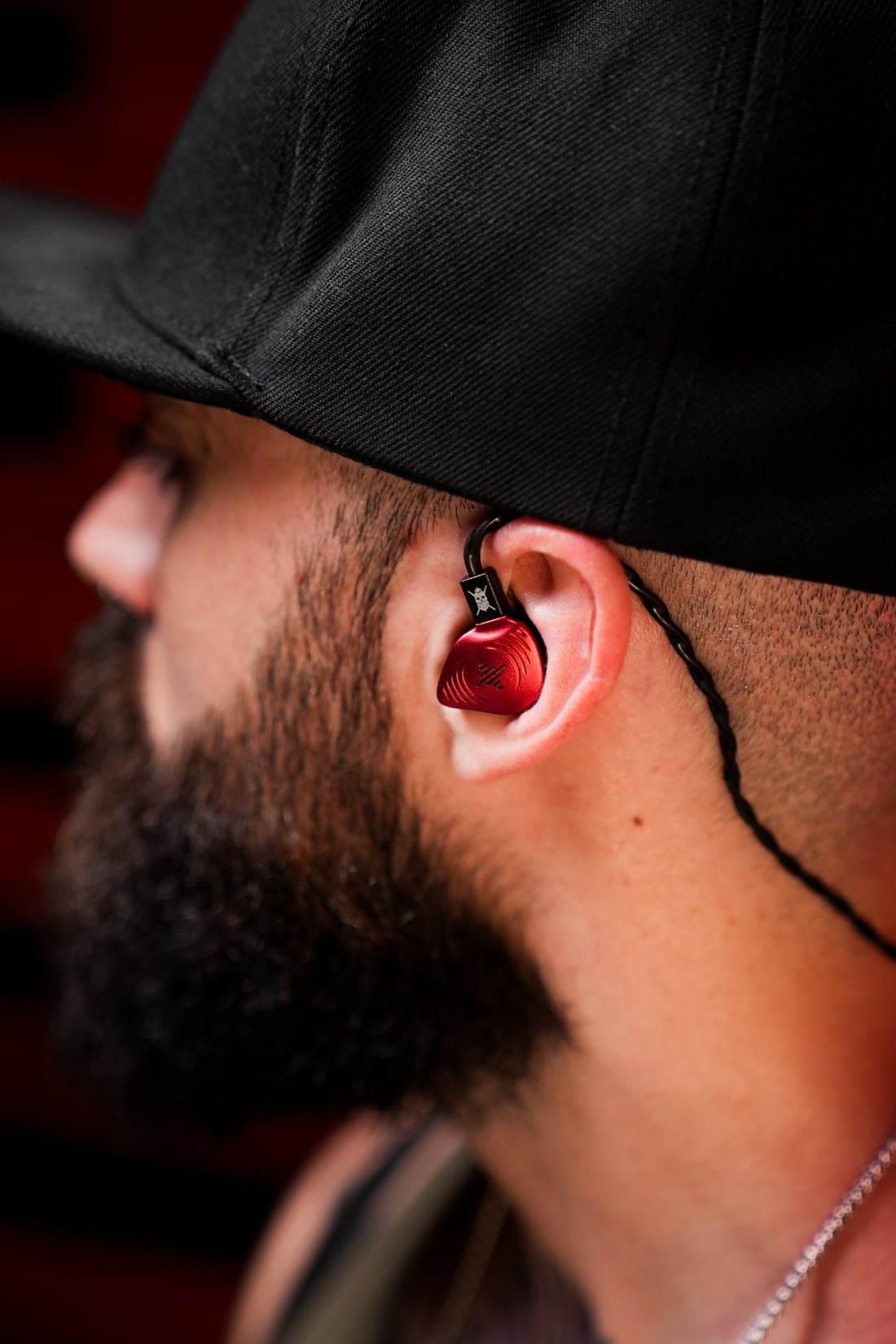 
El Estepario Siberiano de perfil, usando seus IEMs Wave Pro 2 vermelhos, sua marca registrada