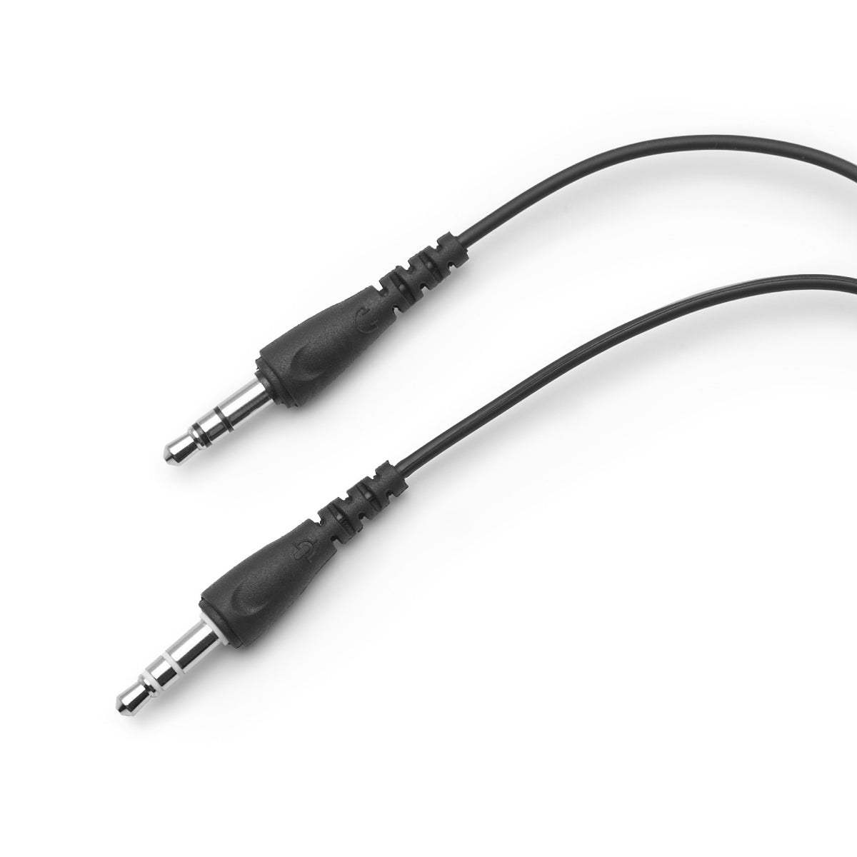 अलग-अलग केबल से जुड़े दो काले 3.5mm ऑडियो प्लग