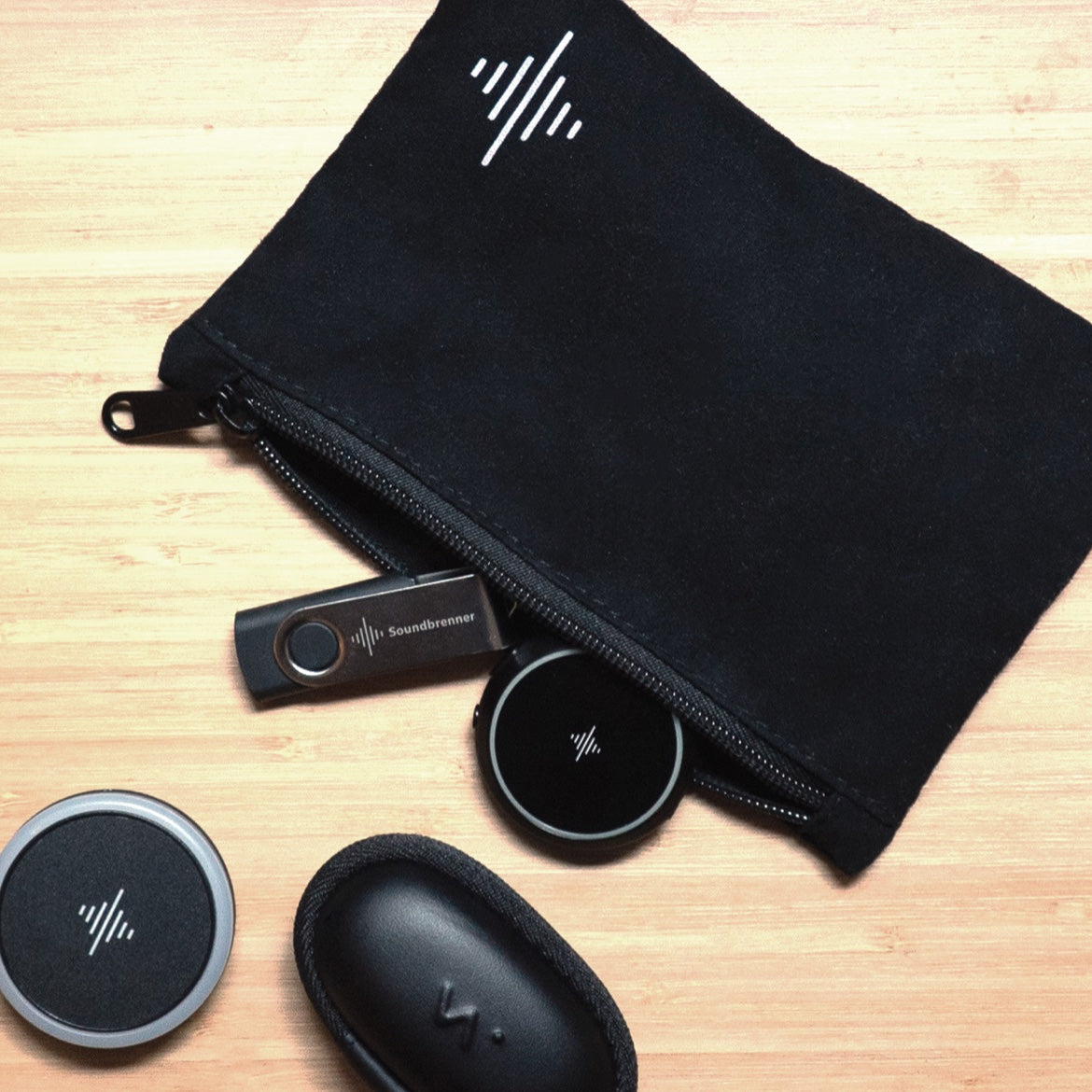 Estuche negro con cremallera para transportar varios accesorios electrónicos pequeños