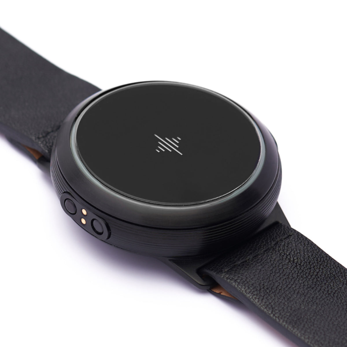 Montre connectée noire avec bracelet en cuir sur fond blanc