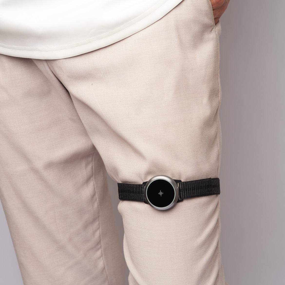 Sangle corporelle Core portée autour de la cuisse d’une personne, avec le dispositif rond fixé