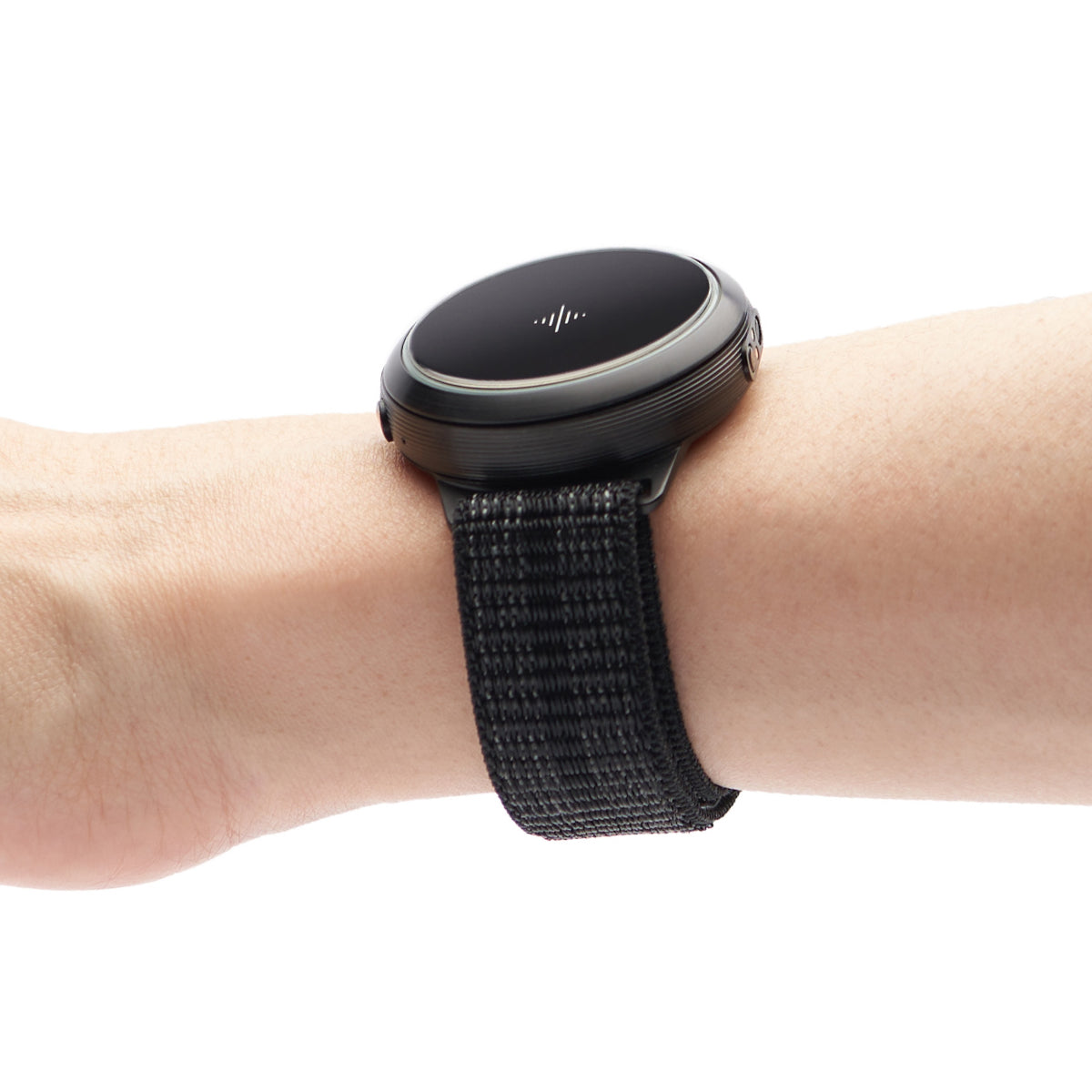 Appareil Core rond noir de Soundbrenner avec un bracelet souple noir porté au poignet