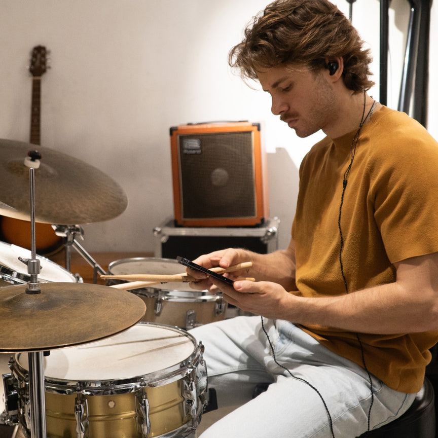 Studio-length cable. Freedom to roam. The extra long studio cable (1.5m / 4.9 ft) makes it easy to keep your phone out of the way.