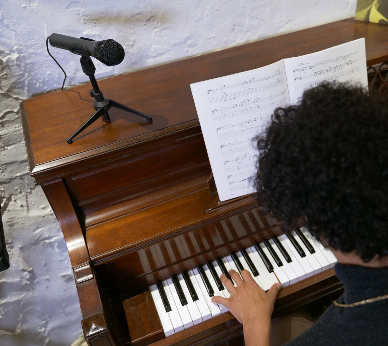 Graba sonido en alta fidelidad.