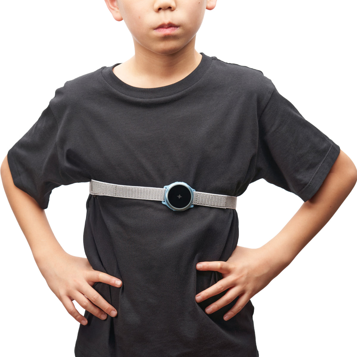 Kind trägt das Spark-Gerät mit einem Körpergurt um die Taille