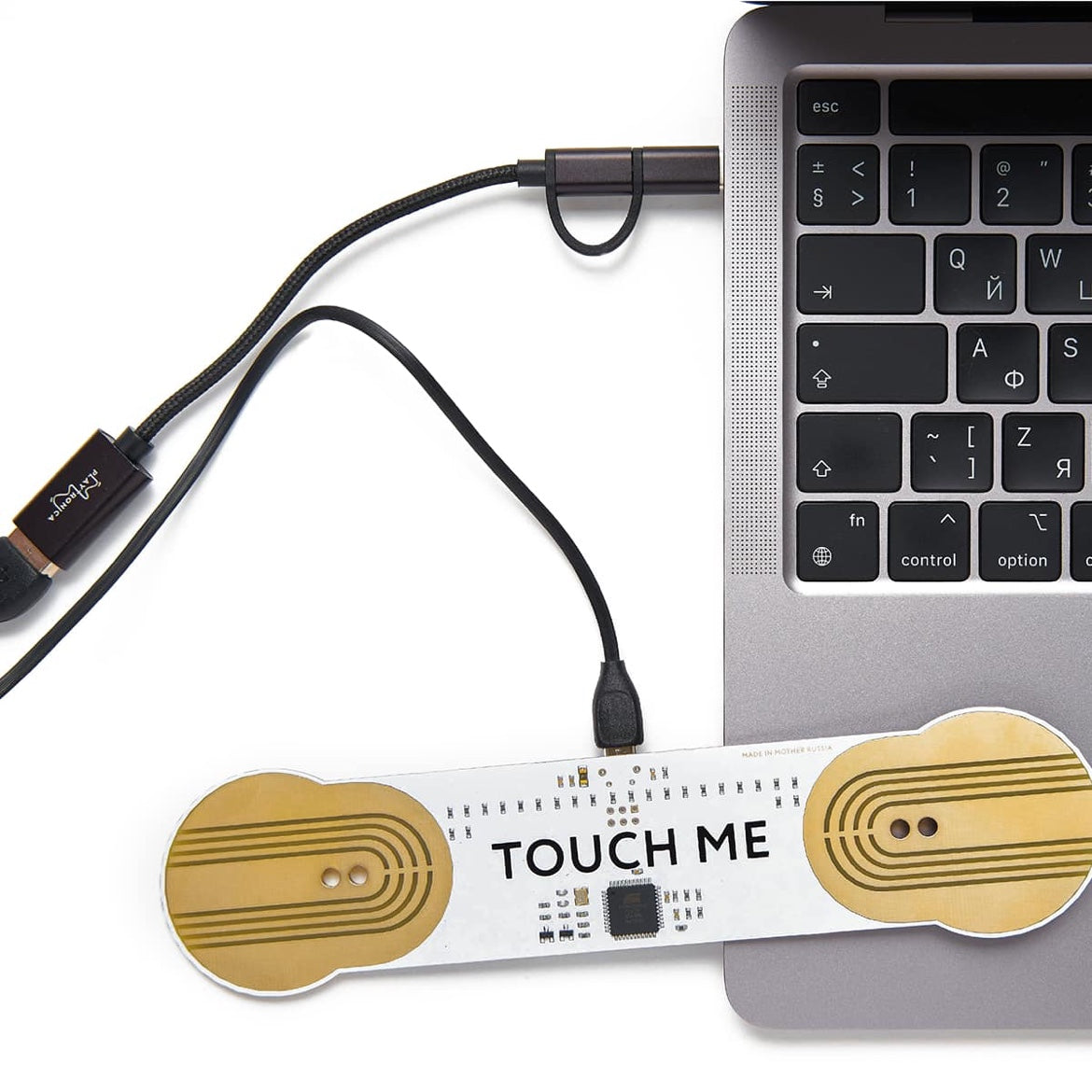 El adaptador USB-C conecta un portátil con una placa de circuitos TouchMe