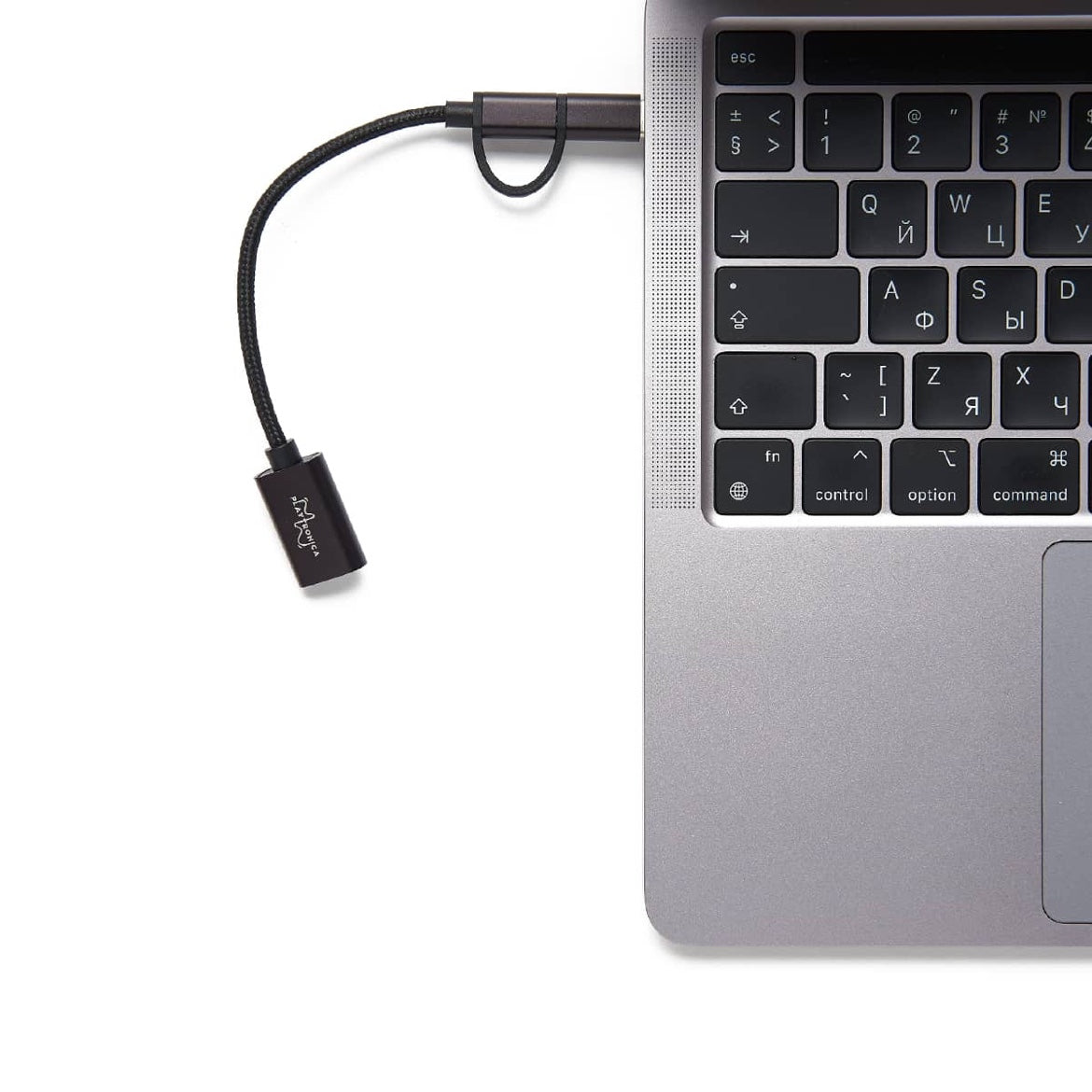 Adaptador USB-C negro conectado al lateral de un portátil