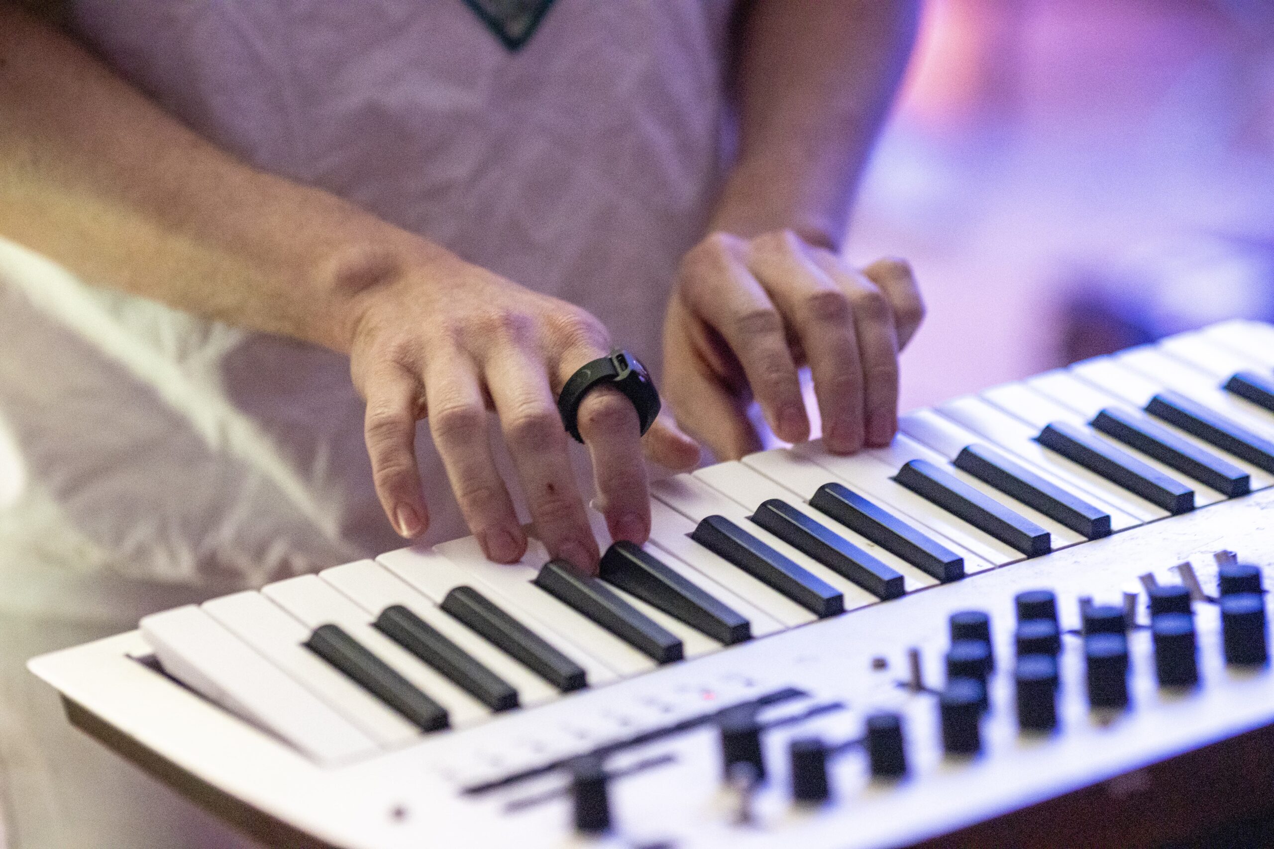 What is a MIDI keyboard and what is it used for? - Soundbrenner
