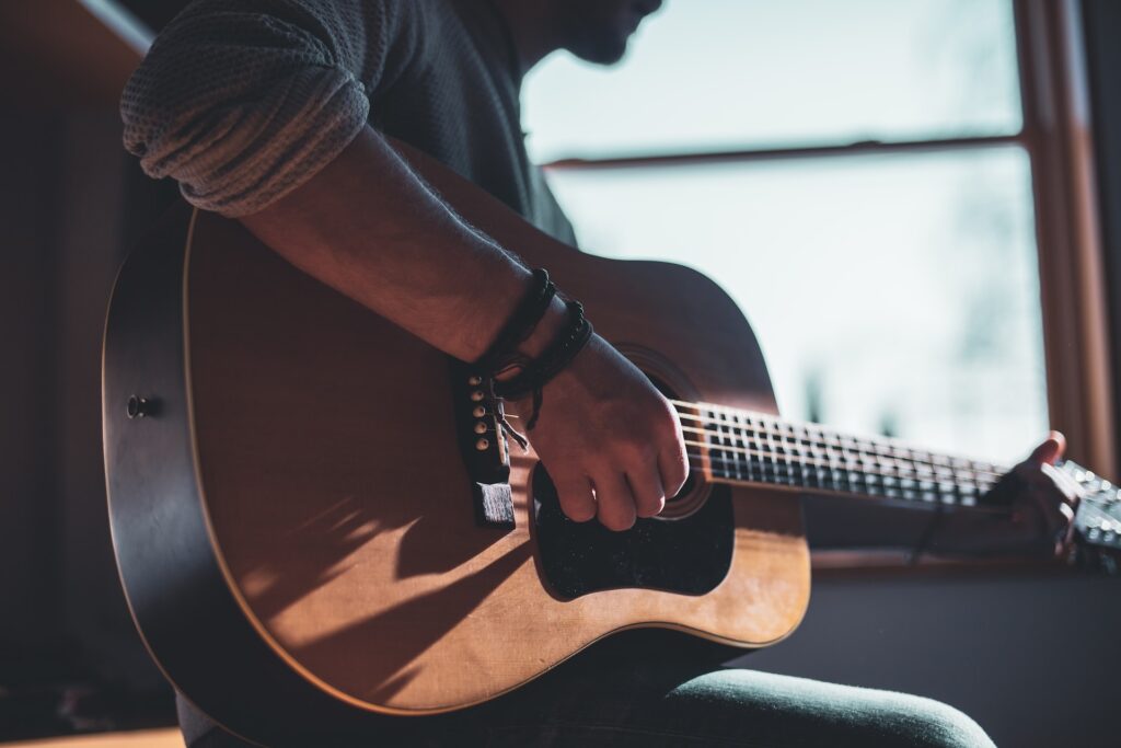 How to Focus on Rhythm While Singing and Playing the Guitar